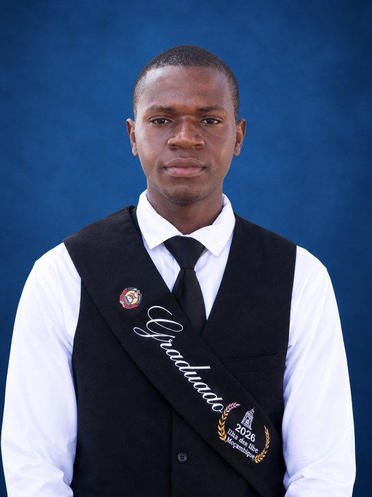 Piedoso Hermínio, desenvolvedor web, em traje de graduando